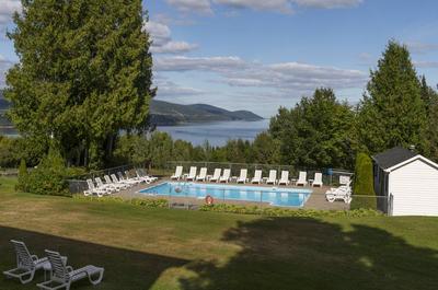 Piscine et vue à partir des chambres   © L.Laliberté
