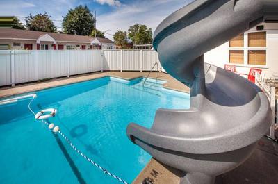 Piscine avec glissade