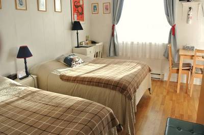 Chambre deux lits doubles et cuisinette   © Motel sans Frontière