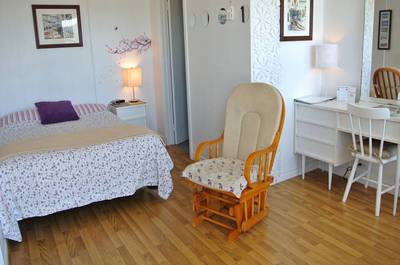 Chambre 2 personnes avec bain frigo micro onde   © Motel sans Frontière