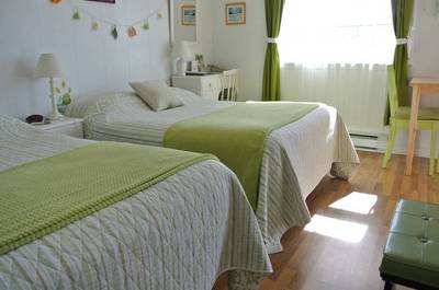 chambre 4 personnes 2 lits doubles et cuisinette   © Motel sans Frontière