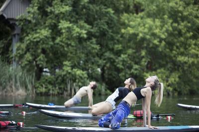 SUP Yoga avec KSF   © A.Côté-Durrer
