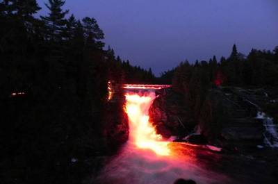 Randonnée nocturne avec chutes éclairées