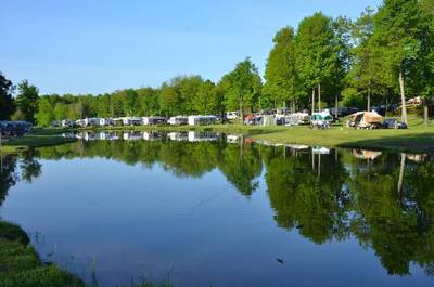 Camping et plan d'eau
