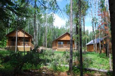 Chalets en bordure de la rivière