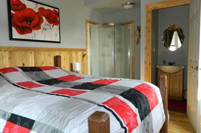 Chambre avec salle de bain privée   © Auberge Domaine Valga