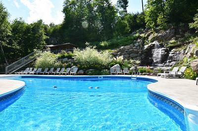 La piscine chauffée   © Chalets Évasion