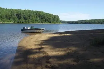 Plage et bateau au Baskatong