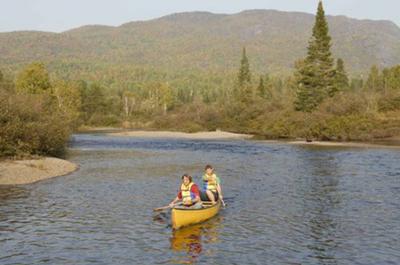 Canot sur la rivière Valin