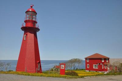 Le majestueux phare de La Martre   © Camping Rivière La Martre