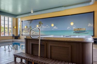 Piscine intérieure   © Choice Hotels